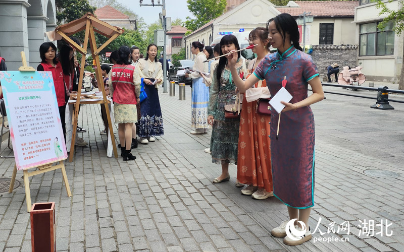 昙华林举行的花朝节吸引大量游客。人民网记者 王郭骥摄