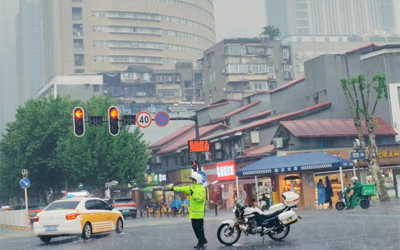 武汉交警快速反应 确保暴雨期间出行安全畅通